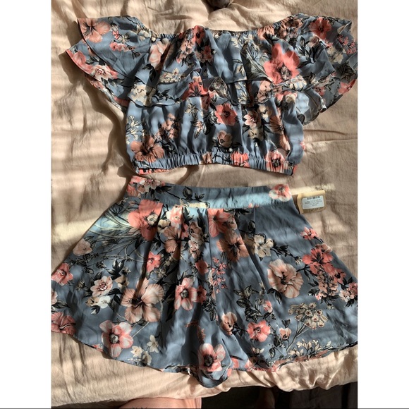 2 piece off the shoulder cropped blouse/ skort - Picture 1 of 4